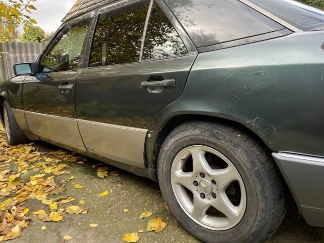 Чорний Мерседес 230, об'ємом двигуна 2.3 л та пробігом 508 тис. км за 1198 $, фото 5 на Automoto.ua