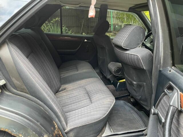 Чорний Мерседес 230, об'ємом двигуна 2.3 л та пробігом 508 тис. км за 1198 $, фото 7 на Automoto.ua