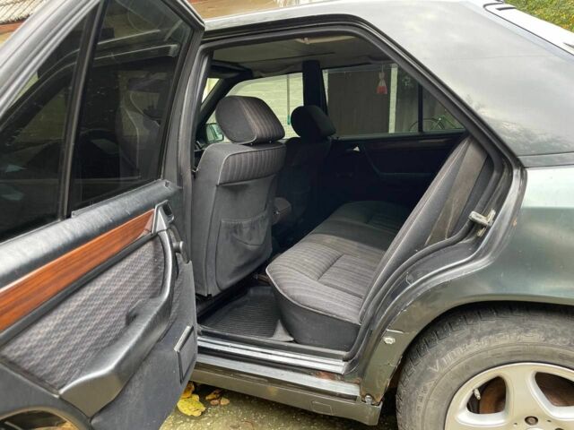 Чорний Мерседес 230, об'ємом двигуна 2.3 л та пробігом 508 тис. км за 1198 $, фото 8 на Automoto.ua