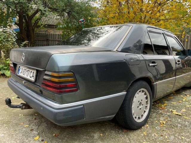 Чорний Мерседес 230, об'ємом двигуна 2.3 л та пробігом 508 тис. км за 1198 $, фото 3 на Automoto.ua