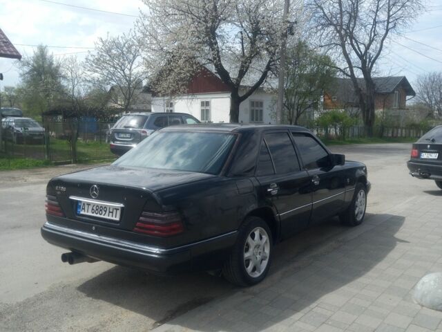 Черный Мерседес 230, объемом двигателя 2.3 л и пробегом 300 тыс. км за 2400 $, фото 6 на Automoto.ua