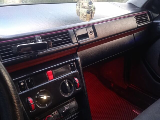 Черный Мерседес 230, объемом двигателя 2.3 л и пробегом 300 тыс. км за 2400 $, фото 9 на Automoto.ua