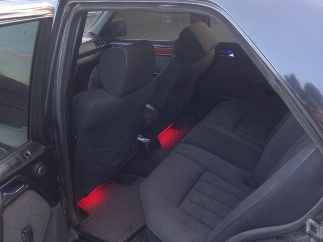 Черный Мерседес 230, объемом двигателя 2.3 л и пробегом 300 тыс. км за 2400 $, фото 8 на Automoto.ua