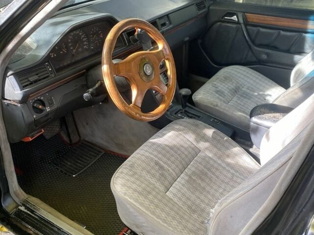 Чорний Мерседес 230, об'ємом двигуна 2.3 л та пробігом 3 тис. км за 1544 $, фото 6 на Automoto.ua