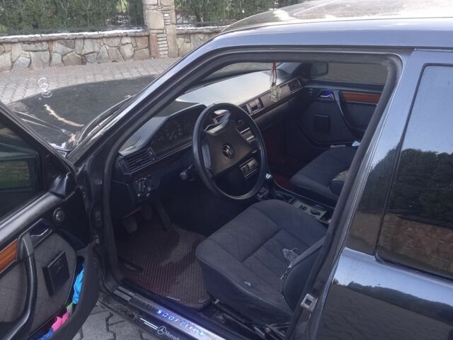 Черный Мерседес 230, объемом двигателя 2.3 л и пробегом 300 тыс. км за 2400 $, фото 7 на Automoto.ua