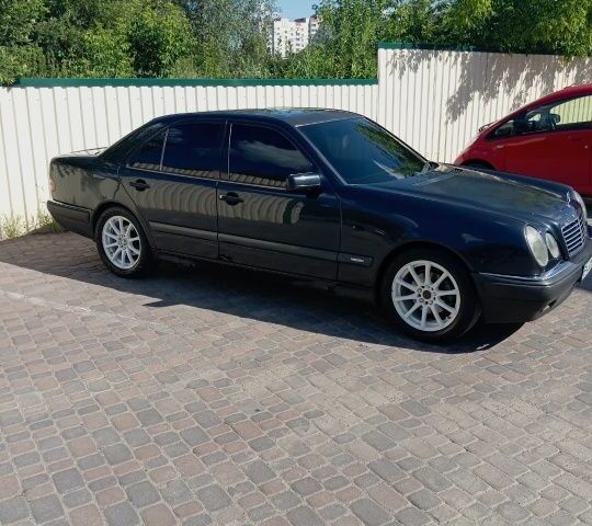 Черный Мерседес 230, объемом двигателя 2.3 л и пробегом 400 тыс. км за 4000 $, фото 7 на Automoto.ua