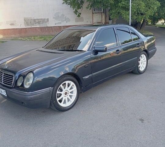 Черный Мерседес 230, объемом двигателя 2.3 л и пробегом 400 тыс. км за 4000 $, фото 3 на Automoto.ua