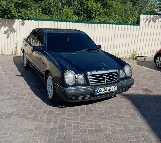 Черный Мерседес 230, объемом двигателя 2.3 л и пробегом 400 тыс. км за 4000 $, фото 5 на Automoto.ua