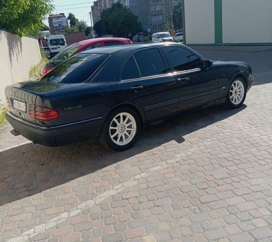 Черный Мерседес 230, объемом двигателя 2.3 л и пробегом 400 тыс. км за 4000 $, фото 6 на Automoto.ua