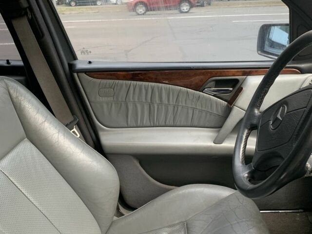 Чорний Мерседес 230, об'ємом двигуна 2.3 л та пробігом 505 тис. км за 3450 $, фото 5 на Automoto.ua