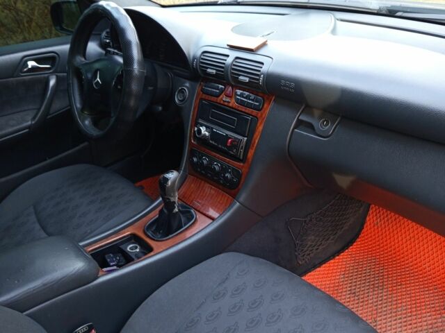 Черный Мерседес 230, объемом двигателя 1.8 л и пробегом 111 тыс. км за 4500 $, фото 4 на Automoto.ua