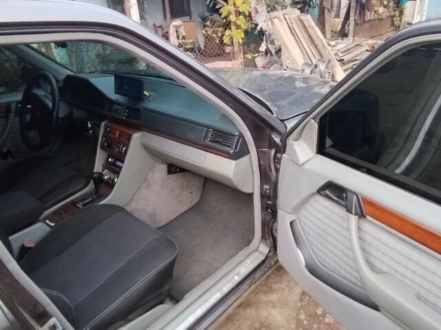 Фіолетовий Мерседес 230, об'ємом двигуна 2.3 л та пробігом 3 тис. км за 3363 $, фото 2 на Automoto.ua