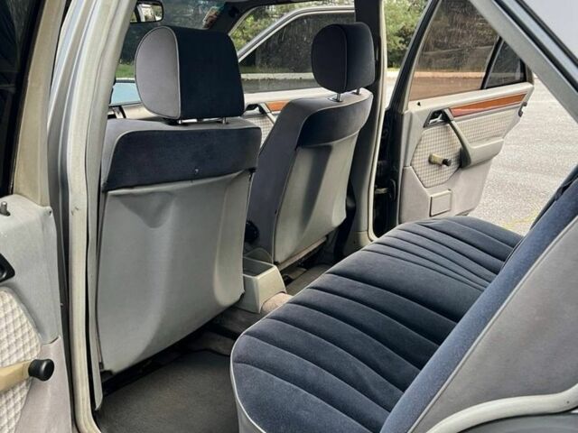 Серый Мерседес 230, объемом двигателя 2.3 л и пробегом 348 тыс. км за 1700 $, фото 7 на Automoto.ua