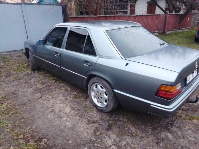 Серый Мерседес 230, объемом двигателя 2.3 л и пробегом 500 тыс. км за 2300 $, фото 1 на Automoto.ua