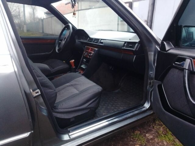 Серый Мерседес 230, объемом двигателя 2.3 л и пробегом 500 тыс. км за 2300 $, фото 5 на Automoto.ua