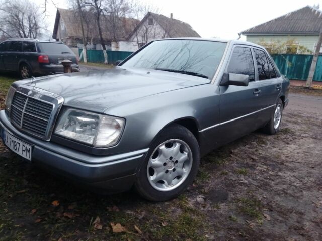 Серый Мерседес 230, объемом двигателя 2.3 л и пробегом 500 тыс. км за 2300 $, фото 4 на Automoto.ua