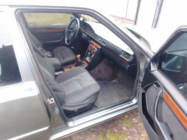 Серый Мерседес 230, объемом двигателя 2.3 л и пробегом 500 тыс. км за 2300 $, фото 6 на Automoto.ua