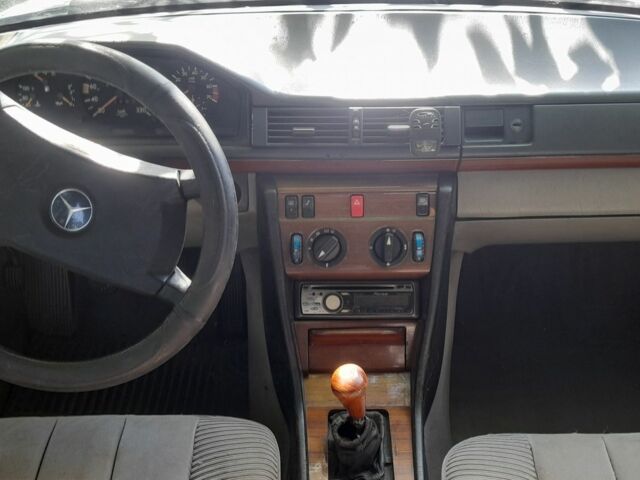 Серый Мерседес 230, объемом двигателя 2.3 л и пробегом 374 тыс. км за 1300 $, фото 4 на Automoto.ua