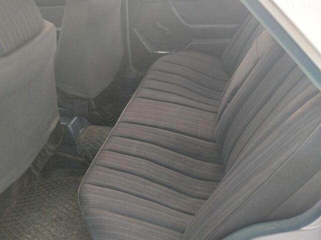 Серый Мерседес 230, объемом двигателя 2 л и пробегом 530 тыс. км за 1600 $, фото 4 на Automoto.ua