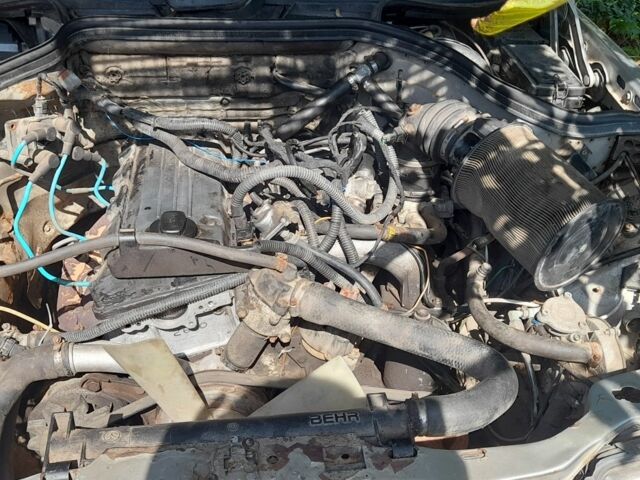 Серый Мерседес 230, объемом двигателя 2.3 л и пробегом 374 тыс. км за 1300 $, фото 3 на Automoto.ua