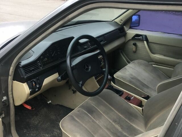 Серый Мерседес 230, объемом двигателя 2.3 л и пробегом 333 тыс. км за 1350 $, фото 4 на Automoto.ua