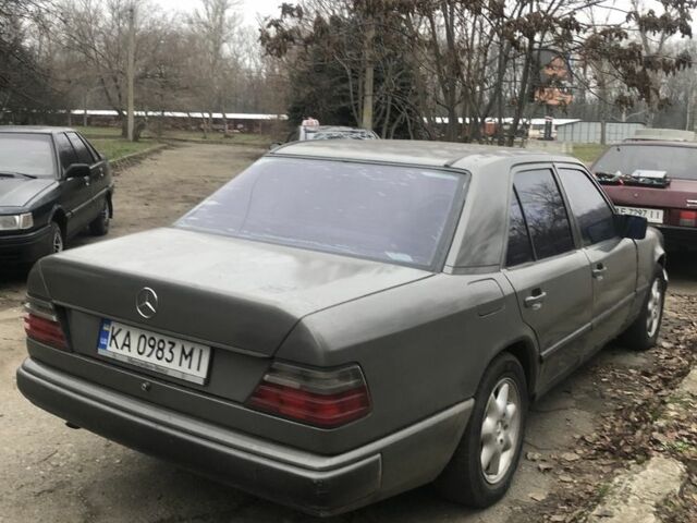 Серый Мерседес 230, объемом двигателя 2.3 л и пробегом 333 тыс. км за 1350 $, фото 2 на Automoto.ua