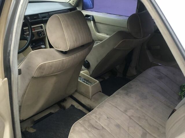 Серый Мерседес 230, объемом двигателя 2.3 л и пробегом 333 тыс. км за 1350 $, фото 5 на Automoto.ua