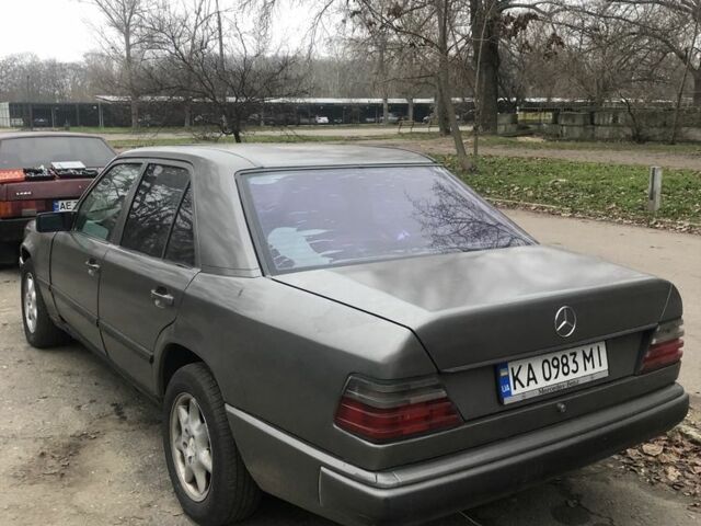 Серый Мерседес 230, объемом двигателя 2.3 л и пробегом 333 тыс. км за 1350 $, фото 3 на Automoto.ua