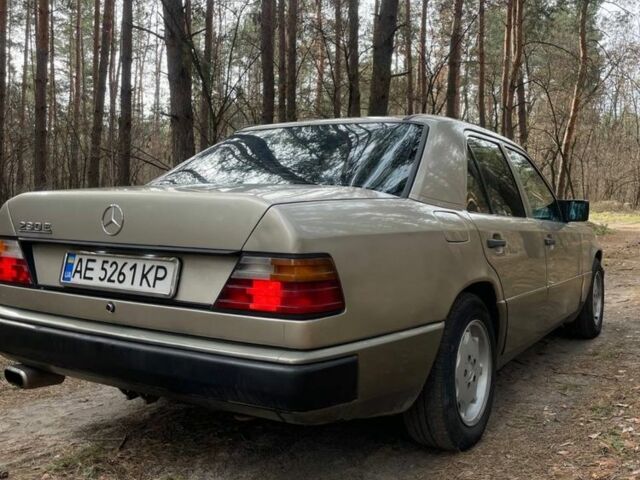 Серый Мерседес 230, объемом двигателя 2.3 л и пробегом 570 тыс. км за 1887 $, фото 2 на Automoto.ua
