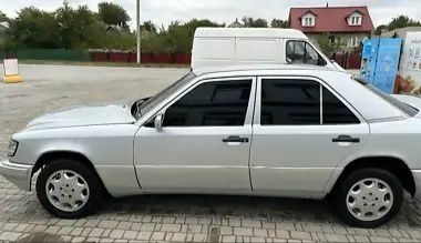 Сірий Мерседес 230, об'ємом двигуна 2.3 л та пробігом 366 тис. км за 909 $, фото 1 на Automoto.ua