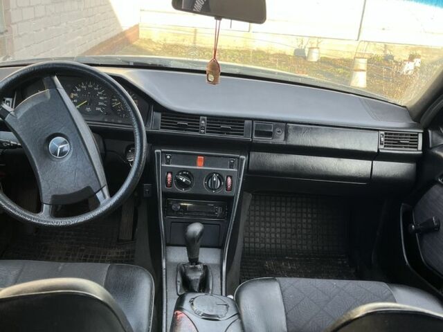 Серый Мерседес 230, объемом двигателя 2.3 л и пробегом 570 тыс. км за 1887 $, фото 6 на Automoto.ua