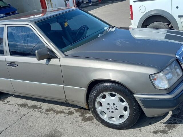 Серый Мерседес 230, объемом двигателя 2.3 л и пробегом 350 тыс. км за 2700 $, фото 2 на Automoto.ua