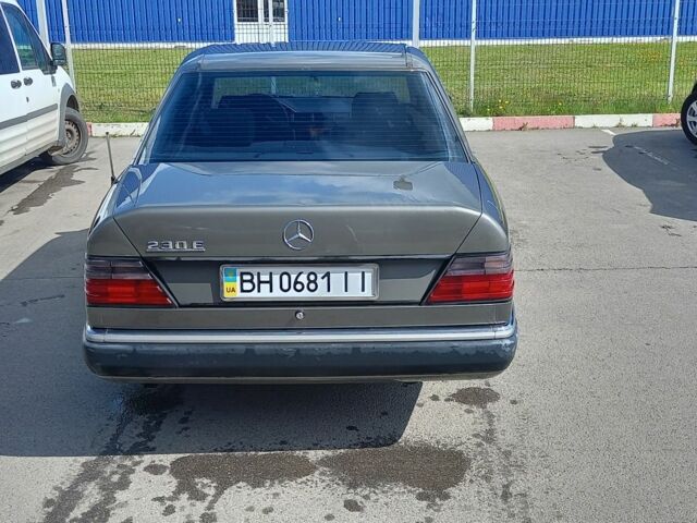 Серый Мерседес 230, объемом двигателя 2.3 л и пробегом 350 тыс. км за 2700 $, фото 3 на Automoto.ua