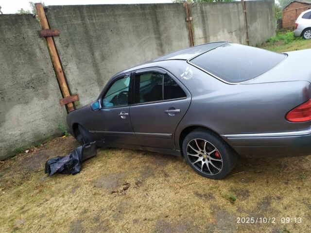 Серый Мерседес 230, объемом двигателя 2.2 л и пробегом 250 тыс. км за 2200 $, фото 3 на Automoto.ua