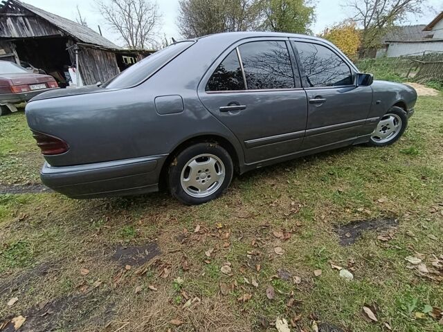 Сірий Мерседес 230, об'ємом двигуна 2.3 л та пробігом 420 тис. км за 1750 $, фото 2 на Automoto.ua