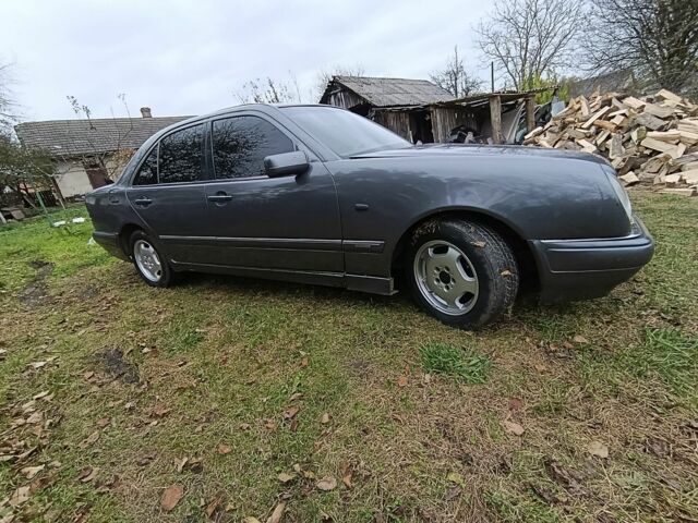 Сірий Мерседес 230, об'ємом двигуна 2.3 л та пробігом 420 тис. км за 1750 $, фото 1 на Automoto.ua