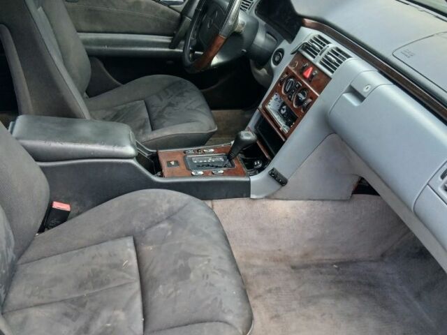 Серый Мерседес 230, объемом двигателя 2.3 л и пробегом 350 тыс. км за 3000 $, фото 5 на Automoto.ua