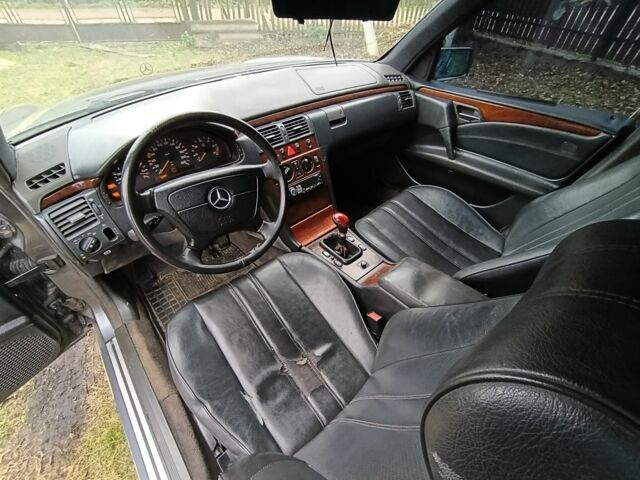 Сірий Мерседес 230, об'ємом двигуна 2.3 л та пробігом 420 тис. км за 1750 $, фото 5 на Automoto.ua