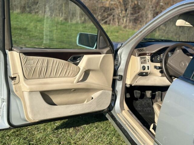 Серый Мерседес 230, объемом двигателя 2.3 л и пробегом 364 тыс. км за 2908 $, фото 6 на Automoto.ua