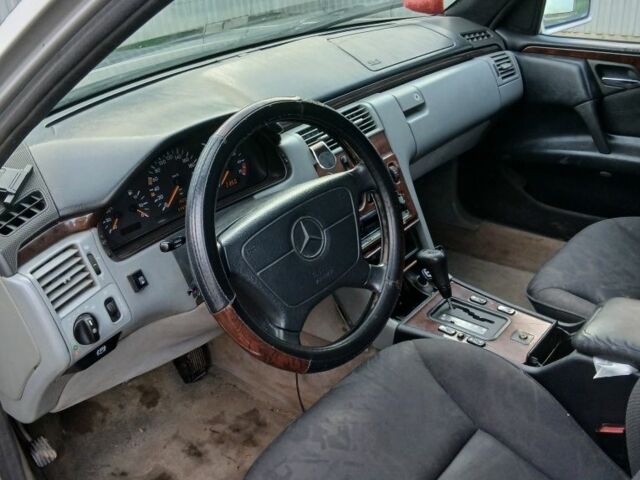 Серый Мерседес 230, объемом двигателя 2.3 л и пробегом 350 тыс. км за 3000 $, фото 3 на Automoto.ua