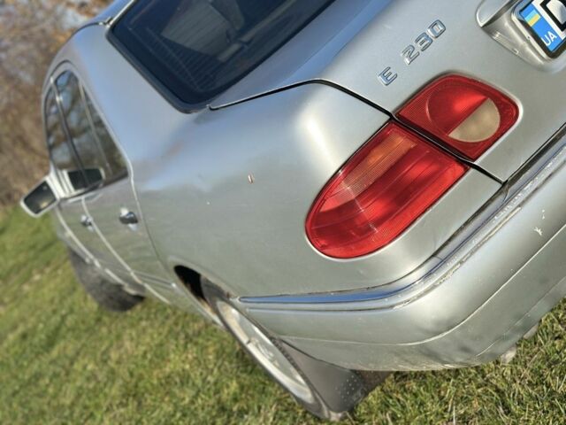 Серый Мерседес 230, объемом двигателя 2.3 л и пробегом 364 тыс. км за 2908 $, фото 5 на Automoto.ua