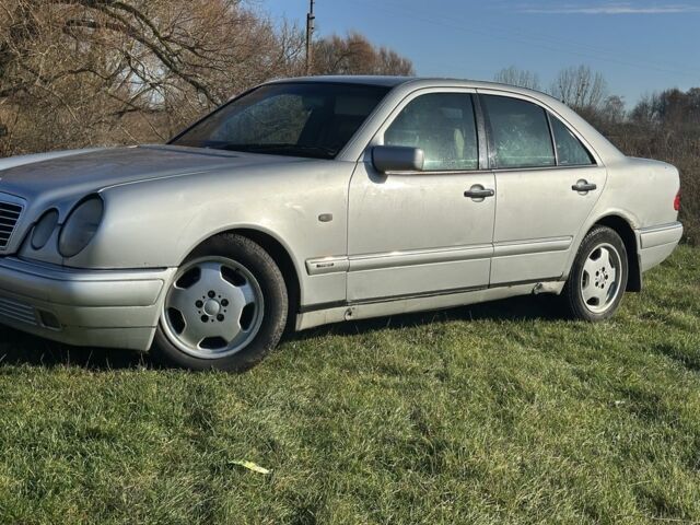 Серый Мерседес 230, объемом двигателя 2.3 л и пробегом 364 тыс. км за 2908 $, фото 4 на Automoto.ua