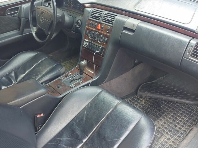 Серый Мерседес 230, объемом двигателя 2.3 л и пробегом 327 тыс. км за 2300 $, фото 6 на Automoto.ua