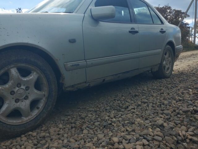 Серый Мерседес 230, объемом двигателя 2.3 л и пробегом 327 тыс. км за 2300 $, фото 5 на Automoto.ua