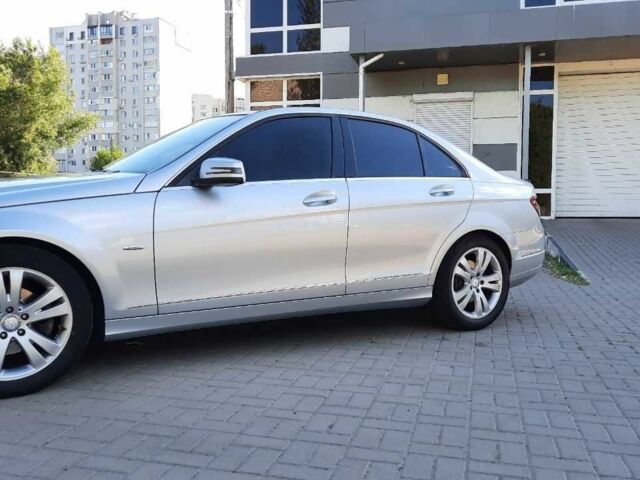 Серый Мерседес 230, объемом двигателя 2.5 л и пробегом 268 тыс. км за 8500 $, фото 1 на Automoto.ua