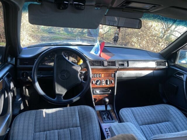 Серый Мерседес 230, объемом двигателя 2.3 л и пробегом 425 тыс. км за 3100 $, фото 8 на Automoto.ua