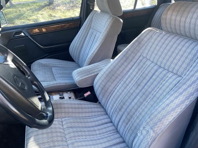 Серый Мерседес 230, объемом двигателя 2.3 л и пробегом 425 тыс. км за 3100 $, фото 10 на Automoto.ua