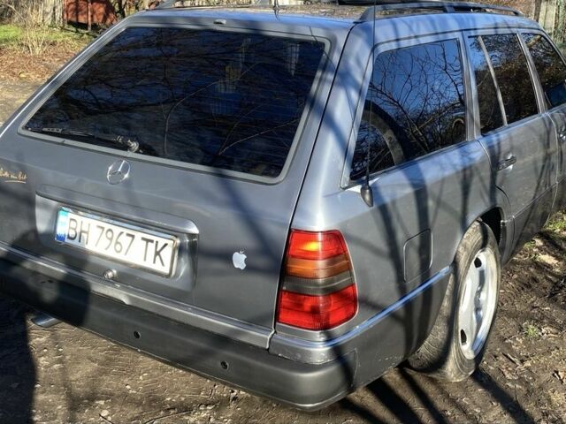 Серый Мерседес 230, объемом двигателя 2.3 л и пробегом 425 тыс. км за 3100 $, фото 4 на Automoto.ua