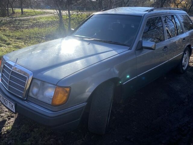 Серый Мерседес 230, объемом двигателя 2.3 л и пробегом 425 тыс. км за 3100 $, фото 2 на Automoto.ua