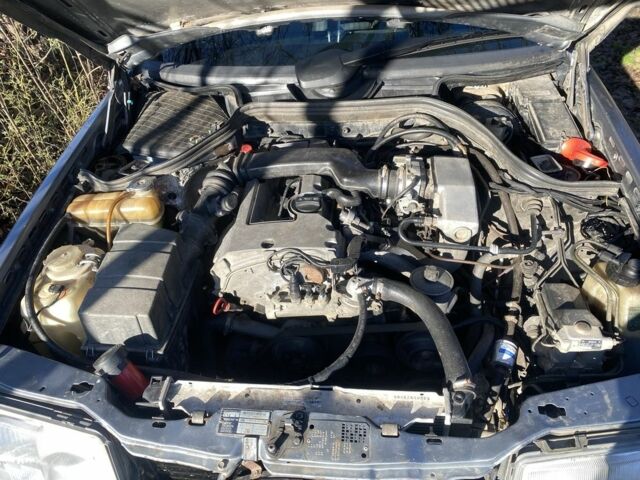 Серый Мерседес 230, объемом двигателя 2.3 л и пробегом 425 тыс. км за 3100 $, фото 13 на Automoto.ua